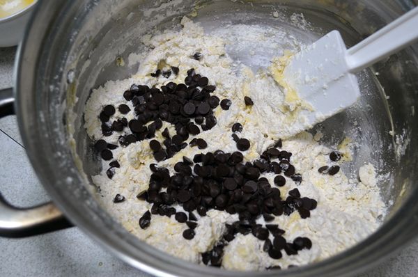 尚未成糰時,加入水滴型巧克力