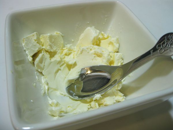 奶油起司像這種天氣放室溫一下下就軟化(記得不要放久)，然後壓成泥