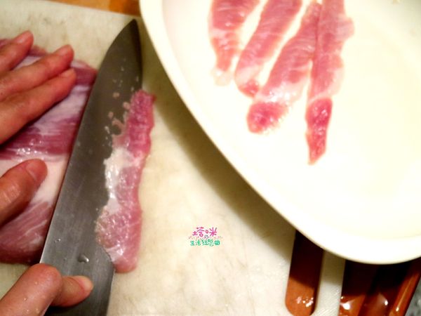 洗淨豬肉，將豬肉逆紋斜切成豬肉片。