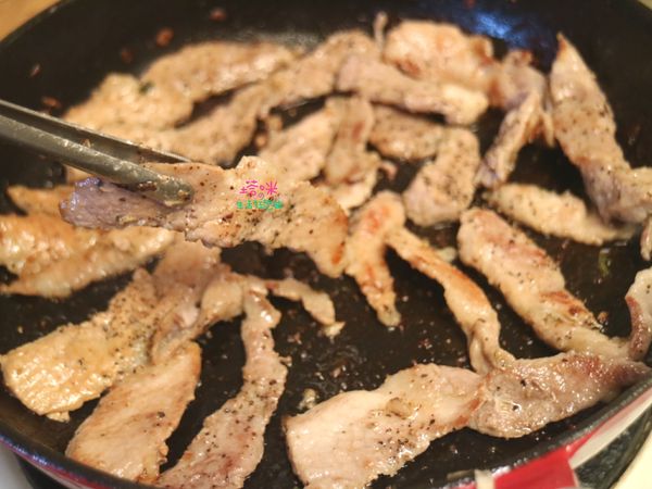 一邊撒些許鹽、黑胡椒調味，一邊翻面繼續將肉片香煎至兩片成金褐色