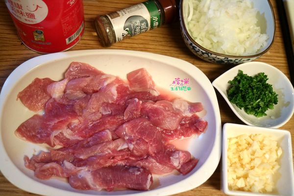 豬肉片，洋蔥、蒜、巴西里葉切末，調味排排站，所有食材集合囉!