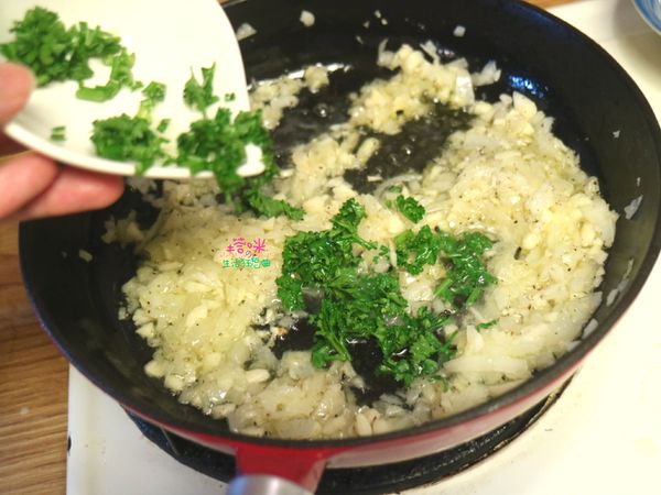 取一平底鍋，倒入些許油，開火熱鍋一下，依序放入蒜末、洋蔥末、巴西里葉末，翻炒至洋蔥熟軟，灑些許鹽、黑胡椒調味，取出盛盤備用