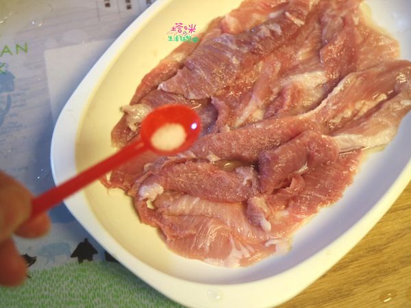 豬肉片灑些許鹽，淋一匙酒(米酒或白酒皆可)，醃漬約5-10分鐘