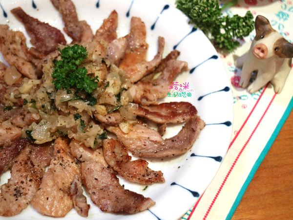 起鍋後，佐著洋蔥蒜末醬料一塊吃，整盤美味秒殺掃光^^