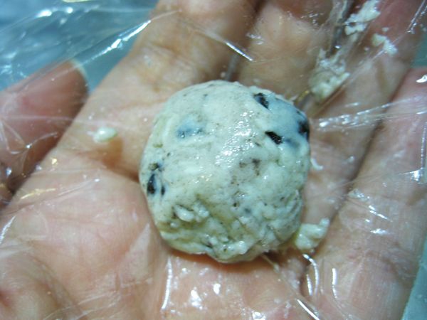 用保鮮膜包成一個小圓形後放冰箱冷藏至硬化