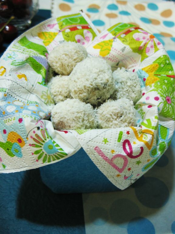 ※白巧克力加多少隨意~基本上不加也會變硬，加了是為了增加甜味和風味。
※為了快速也可以放冷凍，取出室溫很快會回溫。
※除了椰子粉也可以是可可粉、抹茶粉~~~等。