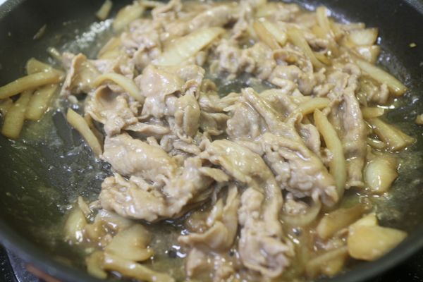 豬肉與醬汁充分拌炒融合,玉米粉的糊化作用效果濃縮醬汁可以起鍋