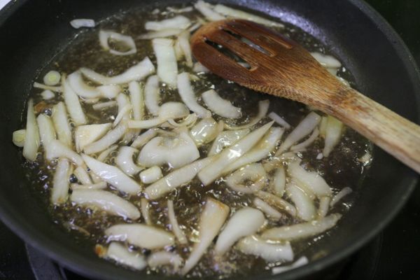 等到洋蔥絲都軟化加入半杯的水煮滾,再續加入日式鰹魚醬油 2大匙和些許的鹽糖作調整