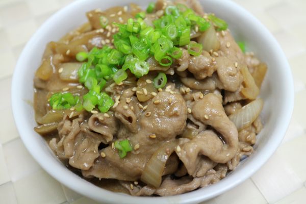 簡單的日式丼飯豬肉片就輕鬆完成拉~~更添風味也可以加入一顆生蛋黃和白飯攪在一起!!! 完全大滿足~