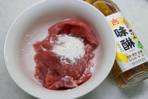 火鍋豬肉片一樣先退冰後使用,加入玉米粉.味霖各一大匙攪拌醃製10分鐘,(味霖會讓豬肉去掉腥味,玉米粉會讓豬肉比較軟不會縮水)