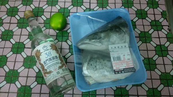 將鮭魚頭加入高梁酒、鹽，提味調香，放置１０分鐘。