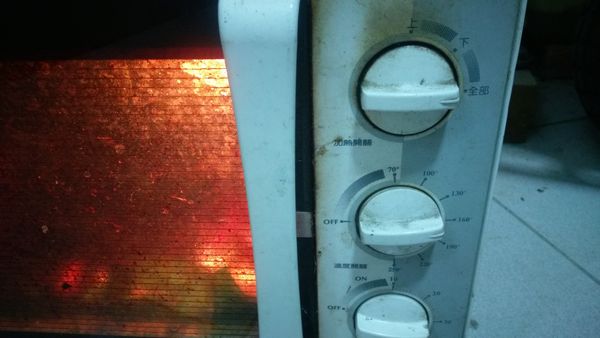 烤箱預熱１５分鐘，溫度調１６０度左右，上下火全開。