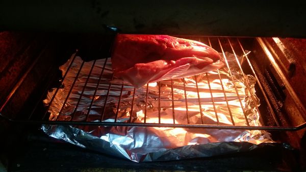 將已調味的鮭魚放入烤箱，烤約３０分鐘，表面焦香即可，裝盤上桌。