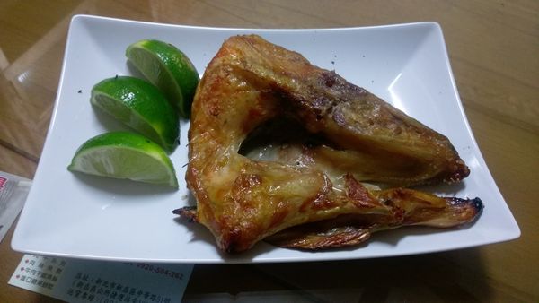 在涼爽的秋夜，喝上一小杯高梁，搭上酒香鮭魚頭，再好不過。