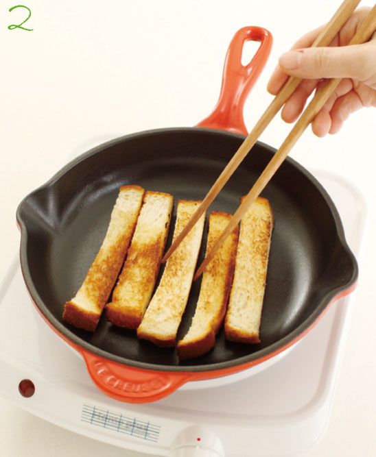 在平底鍋放些許奶油，待奶油融化後，將吐司切成長條型，烘烤後沾上步驟1的醬料一起享用。