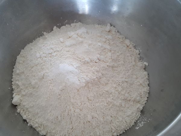 中筋麵粉過篩後加入鹽巴
將水加溫至65度左右慢慢倒入拌勻成糰
揉合後靜置20-30分