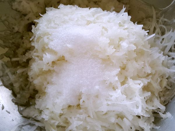 中型蘿蔔刨絲後加入鹽巴待蘿蔔絲出水軟化後瀝乾水分備用