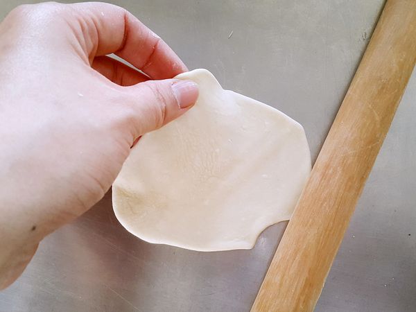 揉圓擀平
擀成外薄中間有厚度的餅皮，將步驟三的食材包入