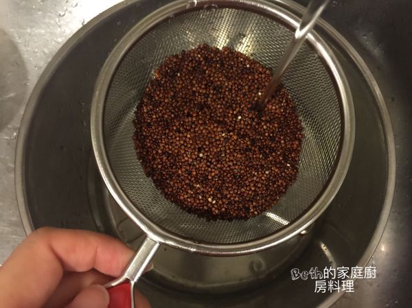 紅蔾放在濾網，在水龍頭下沖洗，不必用手搓洗