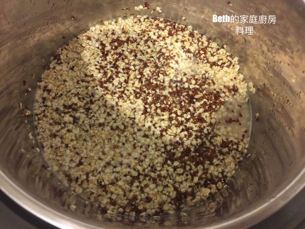 放入電鍋內鍋，加入燕麥，再加入水蓋過紅蔾、燕麥即可，約2.5-3米杯；
電鍋外鍋半米杯水，按下煮飯鍵
