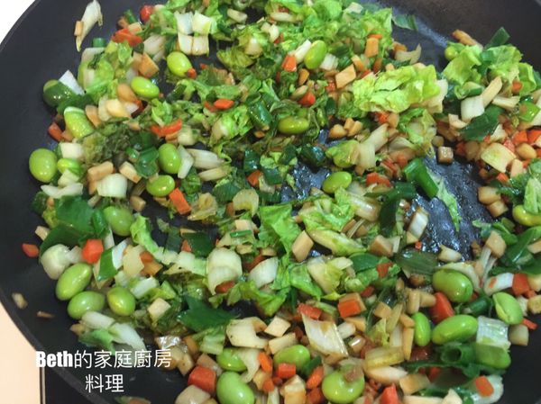 雞蛋煎成荷包蛋盛起備用；
其餘食材切丁或細末，
起油鍋，炒香食材，加入調味料炒勻