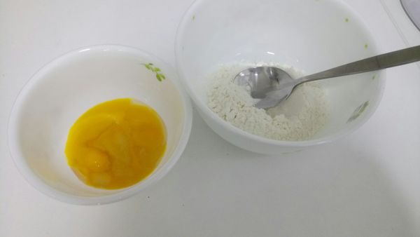 準備好材料蛋白蛋黃分開放至室溫，麵粉過篩準備好。