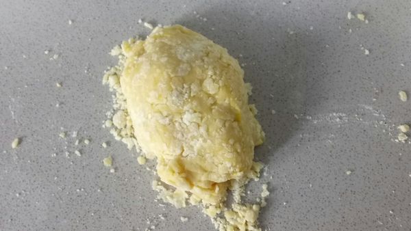 因為沒有加油所以麵粉會不太容易拌勻，放心多揉一下就好了。