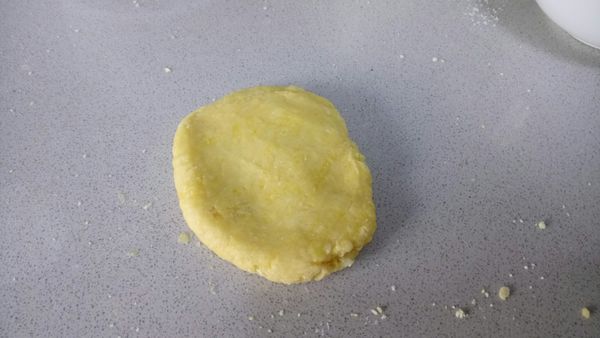 揉成光滑無顆粒後放在掌心捏平即可(因為有加蜂蜜所以會很黏，如果在工作檯上擀平會不時黏在工作臺上很麻禪。