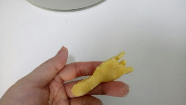 因為蜂蜜的關係黏性較強，模具儘量不要使用有菱有角的，否則就會卡在隙縫不好脫模變成(像我用的是小叉子卻變成好像倍受詛咒的手= =)