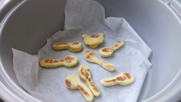 電鍋不需加水鋪上一層烘焙紙直接按star直到按鍵跳起即可翻面。