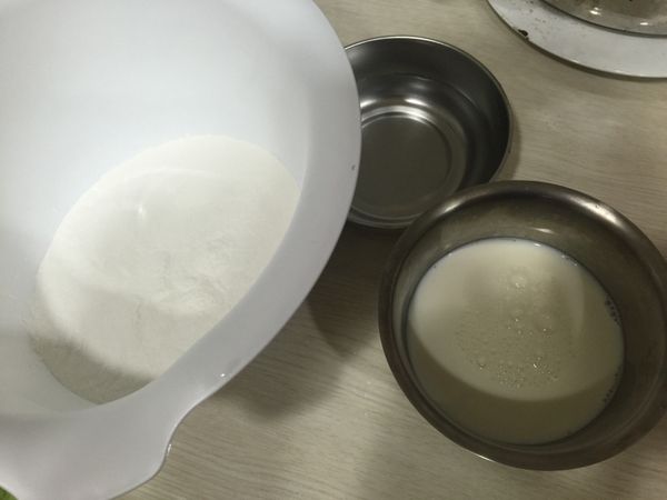 主要材料：糯米粉丶水丶牛奶