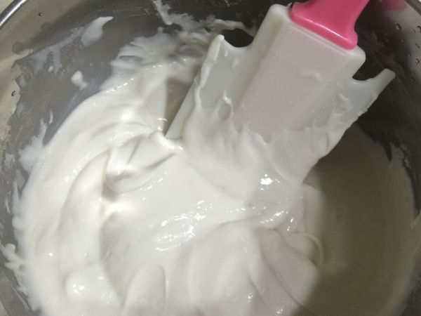 請依照順序：水加牛奶，慢慢把粉加入攪拌均勻，再放入調味料：鹽、糖丶油