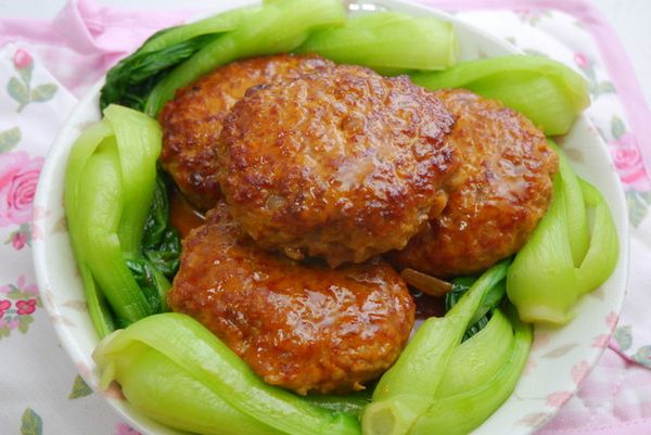 取一成品盤，先將燙好的青江菜圍邊，再將肉餅盛盤，最後淋上鍋中醬汁即完成。