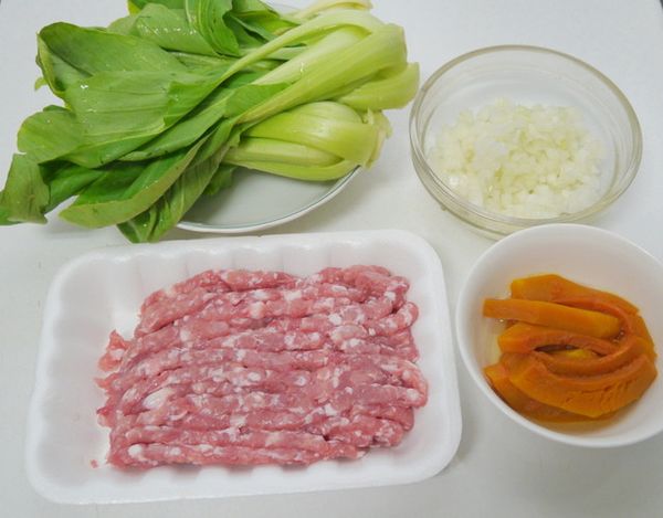 南瓜去皮切片，放入電鍋，外鍋半杯水蒸煮至熟後取出（或用蒸鍋，以大火蒸10分鐘）、洋蔥切小丁、青江菜洗淨對半切開備用。