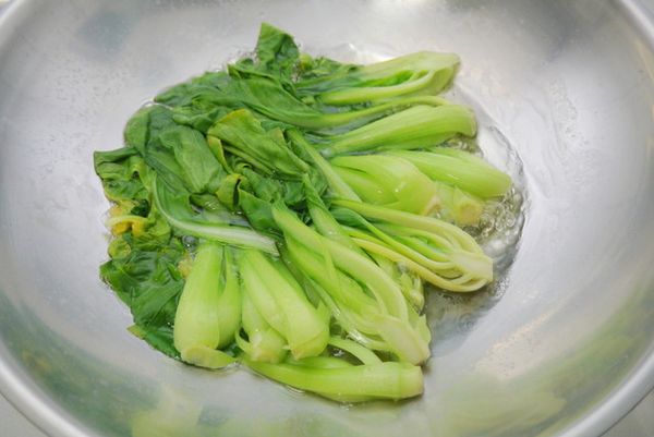 燒一鍋熱水，水滾後加入少許鹽巴、青江菜汆燙至熟後取出備用。
