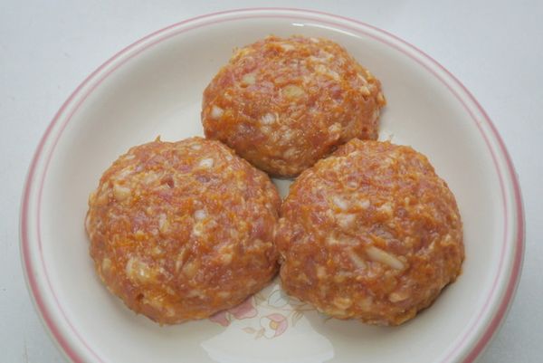 將餡料均分成四等份，用雙手來回甩打將餡料內的空氣甩出，至表面光滑。