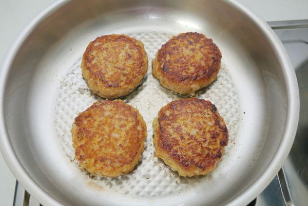 起熱油鍋，放入南瓜肉餅，以中火煎至兩面上色定型（不用煎熟，只需煎至上色定型即可）。