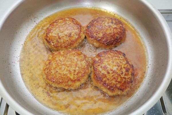 加入＜調味料＞，大火煮滾後，蓋上鍋蓋轉小火燜煮8～10分鐘至入味，最後開大火，把醬汁煮至濃稠即可熄火。