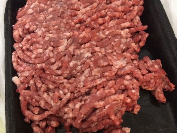 備妥牛絞肉或豬絞肉