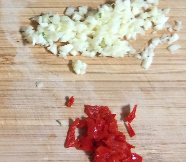 蒜頭切成末＆辣椒去籽切成末