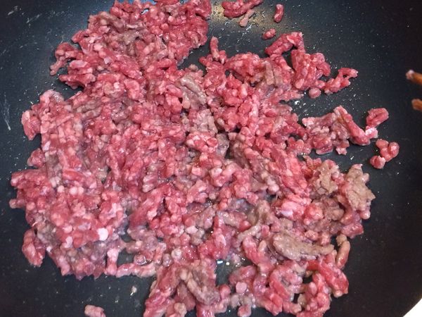 將絞肉放下去煸炒至快熟