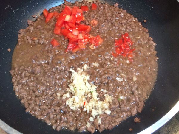 加入米酒丶糖＆魚露拌一拌，再將入辣椒末丶蒜末丶蕃茄末也一併放入