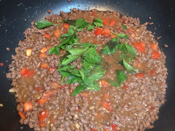 最後快起鍋前加入九層塔拌炒一下就完成了。