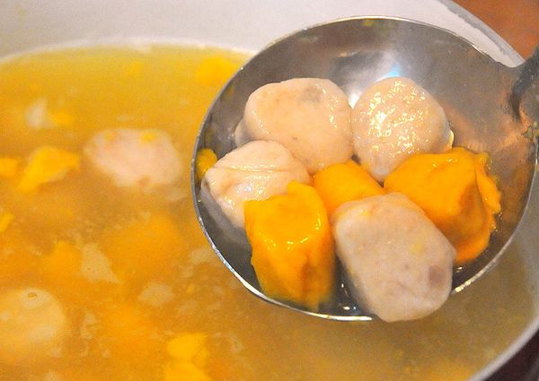 煮好的芋圓會膨脹，不用煮很久，漂亮的膨脹起來時就是起鍋時機。