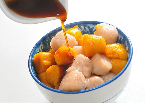 將煮好的熱呼呼芋圓和蕃薯圓放入糖蜜浸泡，這樣彼此不會沾黏成一團，等到冷了，口感Q之外，芋圓和蕃薯圓也吸飽了糖蜜的甜味而入味。