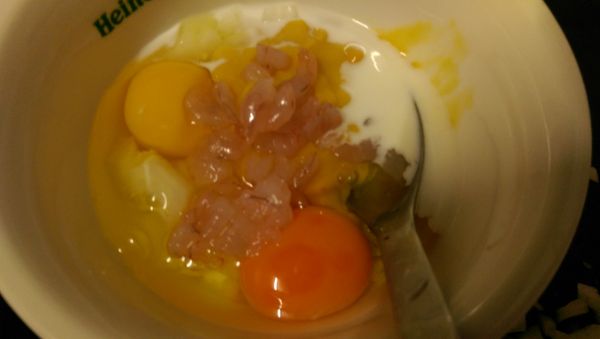 取一大碗，把蛋，鮮奶，蝦仁碎，洋蔥丁與玉米濃湯 一起放入攪拌