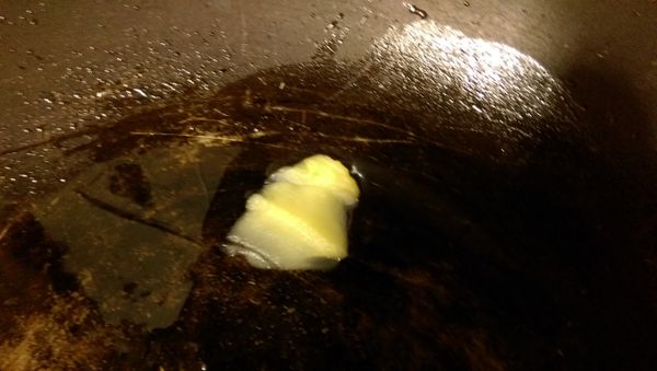 取一平底鍋，挖一湯匙奶油