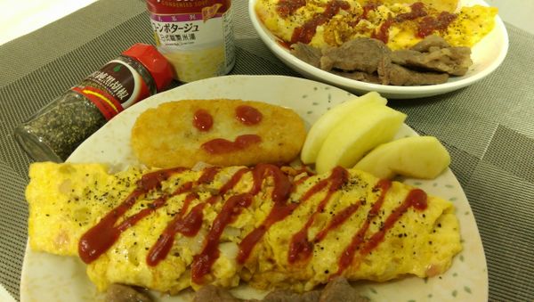 搭配薯餅，水果，牛肉，我的豐盛早餐