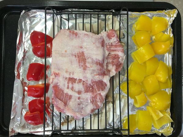 松阪肉用鹽糀醃一下，入爐前洗掉並擦乾。與蔬菜採用『水波燒烤，約 8-9分鐘』 (17＃烤豬排)，選1-2人份、標準。出爐後先靜置。今天靜置約十分鐘，不要馬上切開，否則肉汁會流掉。