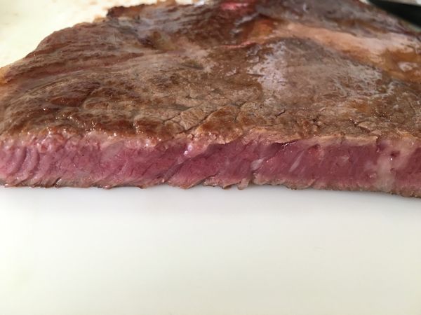 放在盤子中靜置(今天靜置約8分鐘)，再切成一口的大小，今天切起來是五分熟。